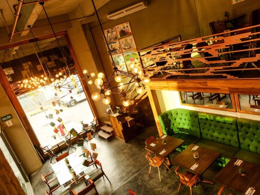 VINALIA VINOBAR & BISTRO. Ubicado en Paseo Los Próceres en Tegucigalpa, este lugar enamora de inmediato. Su atmósfera es invitante y de moderna sofisticación. Un menú variado y con ingredientes frescos se complementa con una amplia carta de vinos que no podrás resistir.