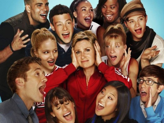 En septiembre, se estrenó la serie ganadora de seis Emmys, Glee. El show finalizó seis temporadas después en 2015.
