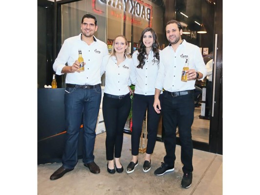 Jacobo y Nathalie Handal con Andrea y David Monterroso, anfitriones de la inauguración de Tinto. Foto: Gerson Alachán