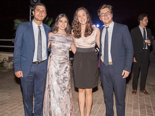 Eduardo Interiano y Lucía Chicas celebran boda a la orilla del mar   