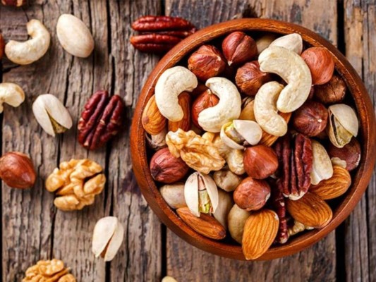 Frutos secos<br/>Mantén el cuidado también con los frutos secos como las pasas, uvas pasas, higos secos, albaricoques secos, entre otros. Estas frutas son deshidratadas y poseen mayor índice glucémico, favoreciendo el aumento del azúcar en la sangre, además de ser ricas en calorías.<br/>