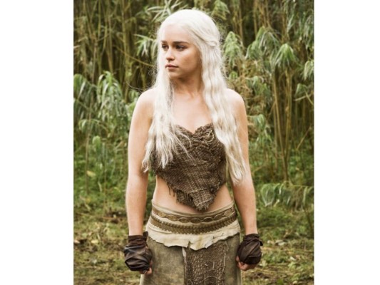 Daenerus Targaryen pasó por un duro camino para llegar a ser la madre de los Dragones recordamos su look cuando viajaba con los dothraki