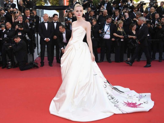 Elle Fanning con un vestipo por Vivienne Westwood