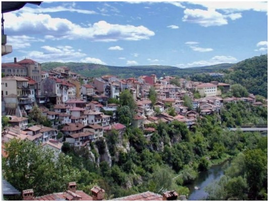 8.A orillas del río Yantra se encuentra la ciudad de Veliko Tarnovo considerada el centro cultural del norte de Bulgaria. Fue fundada por los tracios y supo ser capital del país en la época de mayor esplendor del Imperio Búlgaro. Las antiguas casas de Veliko Tarnovo se conectan a través de escaleras que parecen infinitas y callejones más que estrechos. Las vistas panorámicas de gargantas y montañas añaden un atractivo especial al entorno de la que, para muchos, es la más bella ciudad búlgara.