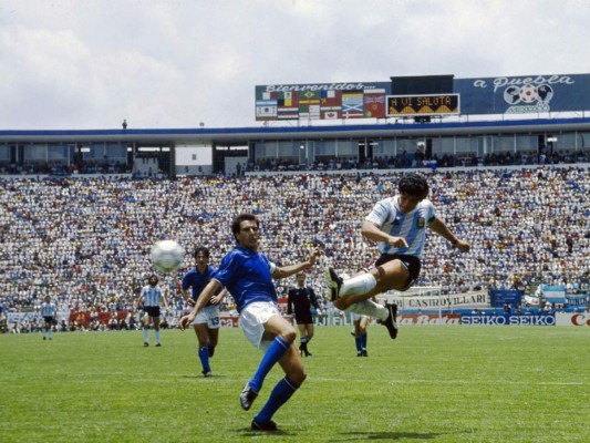A esta estrella del fútbol se acredita el famoso ''Gol del Siglo'', según los registros de la FIFA, Maradona es el único jugador dentro de las copas del mundo el cual logró eludir a 6 jugadores en una misma jugada que posteriormente terminó en gol, por lo que posee uno de los récords más difíciles de alcanzar.