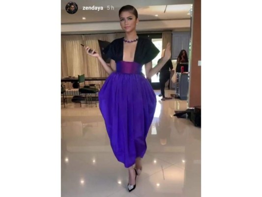 Zendaya, en su primera nominación a mejor actriz en una serie de drama, impactó a todos con el elegante diseño de su vestido color negro y morado, diseñado por Christopher John Rogers que acompañó con joyas de Bvlgari y zapatos de Christian Louboutin.
