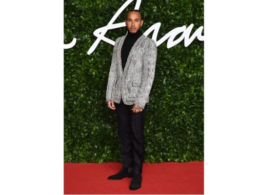Lewis Hamilton, sorprendio con una chaqueta plateada de Balmain.