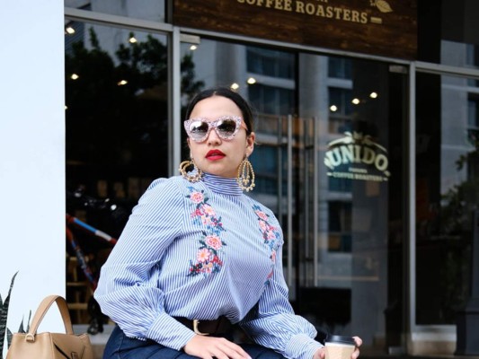 Camisas de rayas con bordados de flores