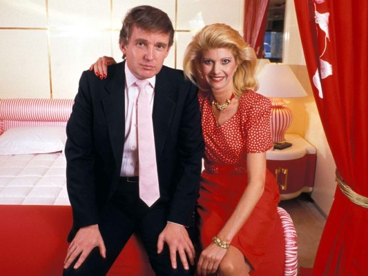 La primera esposa de Donald Trump, Ivana Zelníčková es una ex modelo y socialite checa. Se casó con Trump en 1977. Obtuvo su ciudadanía estadounidense en 1988. Donald Trump e Ivana Zelníčková tienen tres hijos juntos: Donald Trump Jr., Ivanka Trump y Eric Trump. De acuerdo a reportes los tres hijos estuvieron siempre rodeados por niñeras y los padres de Ivana mientras crecían. Después de su divorcio de Trump, Zelníčková ganó la custodia absoluta de sus tres hijos, a quienes crió completamente sola hasta que partieron a la universidad.