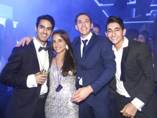 Fady Andonie y Sergio Villar con amigos en su fiesta de graduación.