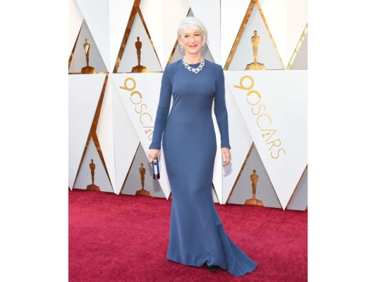 Sencilla y elegente asi lucio Helen Miren con un diseño de color azul plomo de Reem Acra, con manga larga y algo de cola en un crepe de seda con mucha caída. Y de accesorios unas maravillosas joyas en diamantes y zafiros.