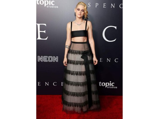 En la red carpet de Spencer en los Ángeles, Kristen utilizó un vestido Chanel de dos piezas con el que deslumbró a todos en el evento.