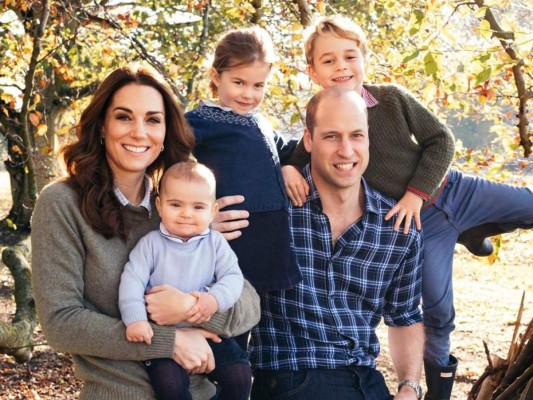 George ascenderá y se convertirá en el segundo en la línea de sucesión del trono. Sus hermanos, Charlotte y Louis, serán la tercera y cuarto, respectivamente.