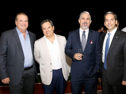 Brindis por graduación de Anisabella Sikaffy y Sofía Mata   