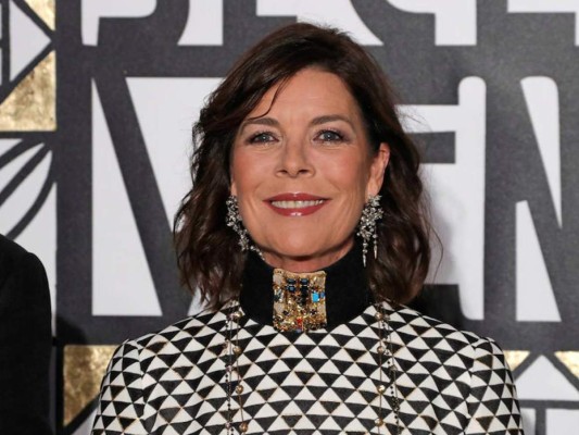 La hija del Príncipe Rainiero III de Mónaco, optó por un diseño exhuberante de inspiración barroca de Karl Lagerfeld. Entre estampados y cuello alto con pedrería y detalles únicos y particulares de las colecciones de Alta Costura de Chanel
