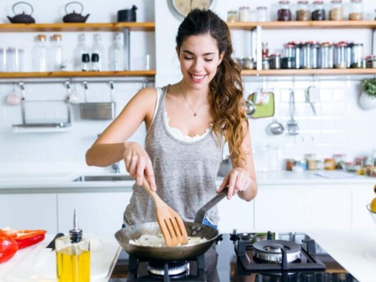 Sabemos lo difícil que es someterse a una dieta, más aún si es por el resto de nuestras vidas, pero es muy importante en este caso tratar la diabetes con una dieta alimenticia que pueda mantenerse estable. Por eso, te traemos algunos alimentos que tienes que mantener en tu día a día.