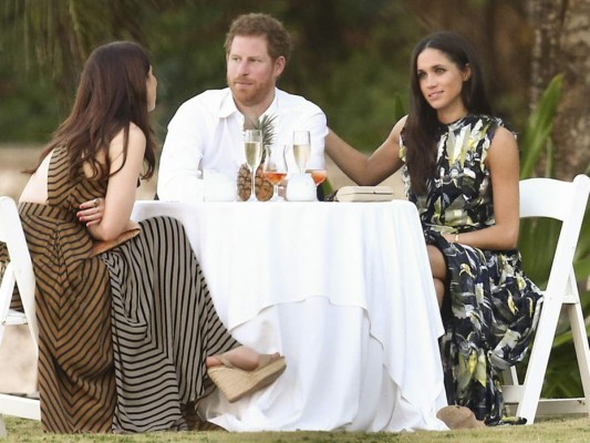 Ya como pareja oficial asisten a la boda de la hermana de Kate Middleton, a pesar de los rumores de que no estaría invitada.