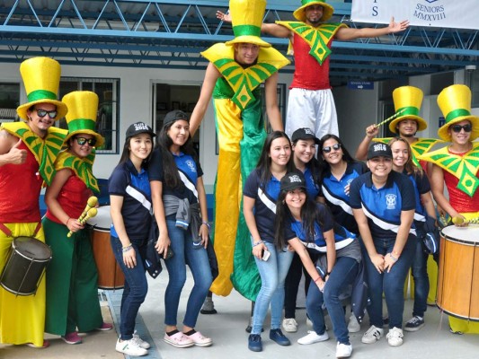 Senior entrance de la Macris School