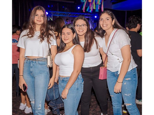 Fiesta neón de los seniors de la Escuela Internacional Sampedrana