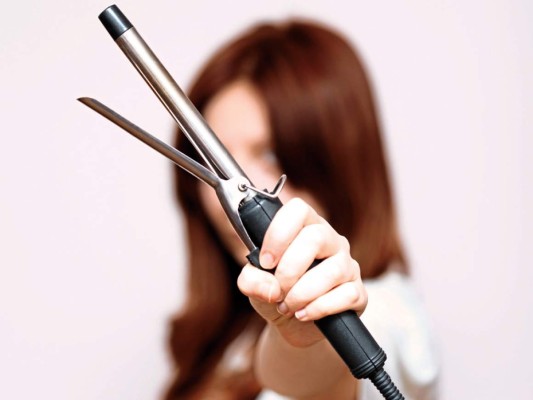 <br/>7.Usas la plancha en el cabello mojado. Los instrumentos calientes y el cabello mojado no combinan. Las planchas o tenazas para rizos queman los folículos capilares dejando el cabello débil y roto. El cabello debe estar completamente seco antes de usar la plancha. No hay otra manera, debe ser así, no importa cuanta prisa tengas.<br/>