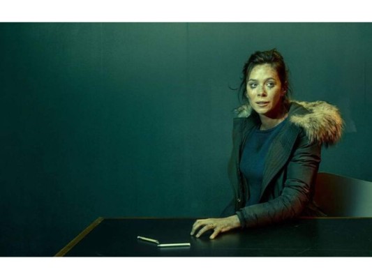 2. Marcella<br/>La detective, Marcella abandonó el servicio policial por el bien de su familia. Tiempo más tarde, se entera que su esposo mantiene una aventura de casi tres años con una de las directoras de la empresa para la que trabaja, quien se encontraba embarazada de él. Por lo que ella se enfada y visita un detective en el departamento de homicidios para obtener información sobre un viejo caso que lleva sin ser resuelto 11 años. <br/>