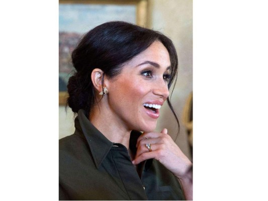 Los aretes en forma de mariposa era una de los accesorios que siempre portaba lady Di por lo que ahora el mundo no se sorprende al verlos en poder de la duquesa de Sussex esposa actual del príncipe Harry hijo de la princesa