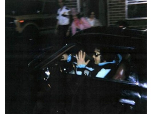 Elvis Presley<br/>Esta foto fue tomada en Graceland cuando el cantante venía de visitar al dentista, más tarde ese mismo día tuvo un ataque al corazón y murió en su baño.<br/>