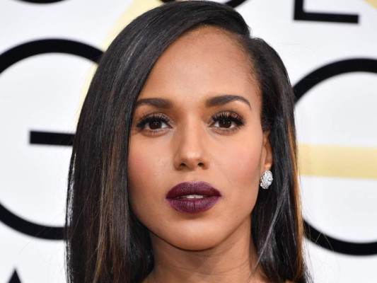 Kerry Washington<br/>Los labios en oxblood son el punto focal del beauty look de la actriz, quien añadió extensiones de pestañas y un delicado toque de brillo en los ojos a su maquillaje. El cabello lacio completó el outfit.