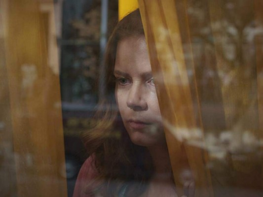 La mujer en la ventana. Atrapada en su casa, una psicóloga agorafóbica se obsesiona con sus nuevos vecinos y con resolver un brutal homicidio que observa a través de su ventana. Se estrena el 14 de mayo.