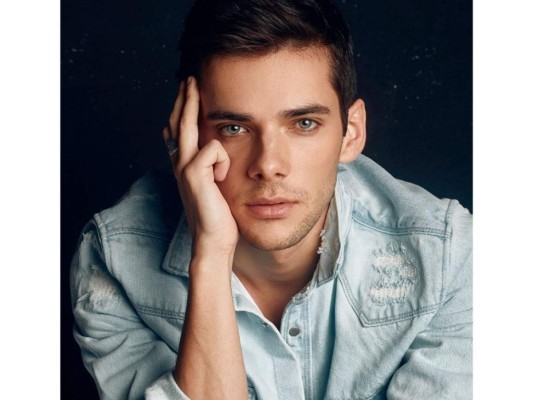 Alvaro Rico<br/><br/>Es conocido por interpretar a Polo en la serie española de Netflix Élite.