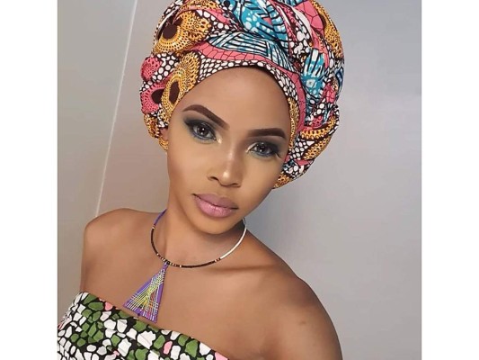 Kossinda Angele, Miss Camerunb. Apasionada de la actuación, los viajes, la escritura de guiones y la educación de los jóvenes. Tiene una maestría en finanzas de Pigier Cameroun y ofrece lecciones gratuitas de matemáticas a niños desfavorecidos en su ciudad, Douala. En su tiempo libre, Kossinda produce y actúa en una serie de comedia de televisión disponible en Youtube.