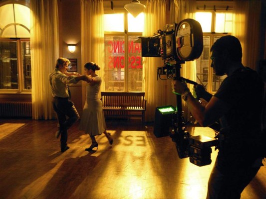 Demuestra: sensibilidad, sex appeal, encanto, buen gusto, ritmo, en fin… en serio, los hombres ganan puntos cuando bailan. Estos actores de estupendos moviemientos son la prueba. Muchachas, a suspirar.
