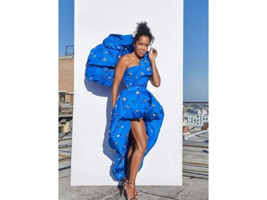 Regina King, ganadira a mejor actriz en una miniserie por Watchmen, lució un diseño de pasarela de Schiaparelli Couture by Daniel Roseberry en azul con apliques que acompaño con unas sandalias de Stuart Weitzman.