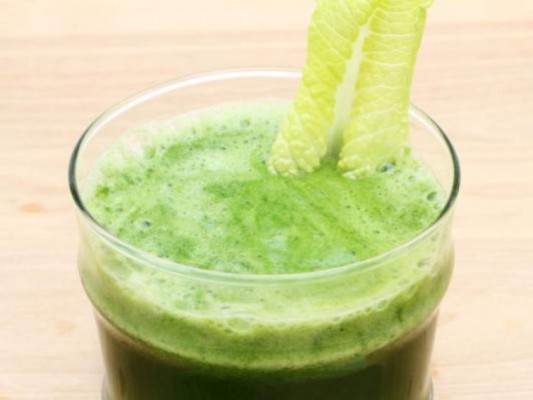 Jugo de lechuga y chayote<br/>Este jugo te ayudará a reducir los niveles de colesterol y de azúcar en sangre, además de liberar al hígado y a los órganos digestivos de toxinas perjudiciales.<br/>