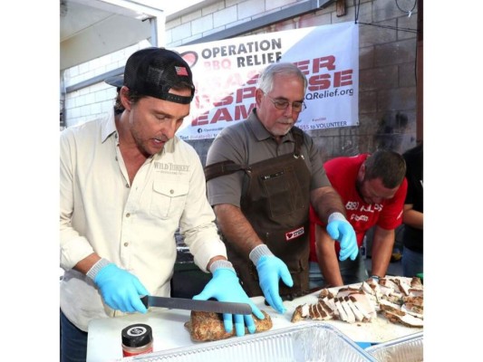 Por su parte, Matthew McConaughey cocinó para bomberos.