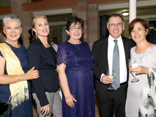 Recepción para despedir al embajador James Nealon