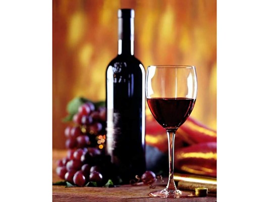 Vino. El resveratrol es el antioxidante que tiene el aumento de la grasa en el cuerpo y que se encuentran en la piel de la uva; por eso quienes acostumbran a beber vino tienen una cintura más delgada y menos grasa abdominal que los que beben licor. con una copa de vino, quemas calorías por 90 minutos