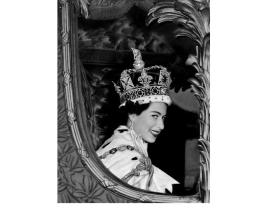 Isabel II, aferrada al trono