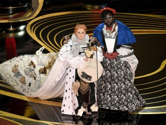 Para presentar el premio a Mejor Diseño de Vestuario Melissa McCarthy subió al escenario vestida como el personaje de Olivia Colman en la película ''La Favorita'', llena de conejos de peluche y este ha sido uno de los momentos más divertidos de la noche.