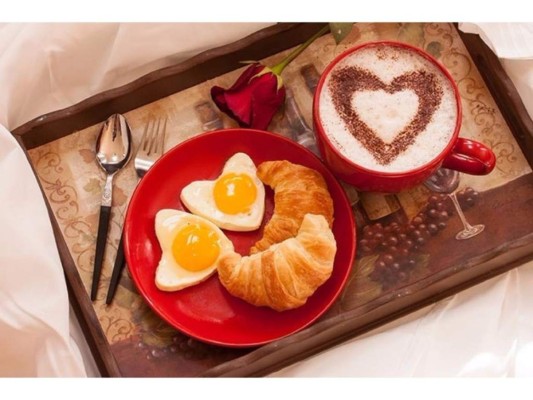 Preparar un desayuno especial: Si eres de las que prefiere quedarse en casa todo el día junto a tu pareja, entonces puedes iniciarlo preparando un delicioso desayuno para ambos de manera que también puedan disfrutar de un buen momento juntos.