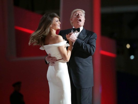 EL nuevo presidente de los Estados Unidos Donald Trump al momento de cantar 'A mi manera' de Frank Sinatra