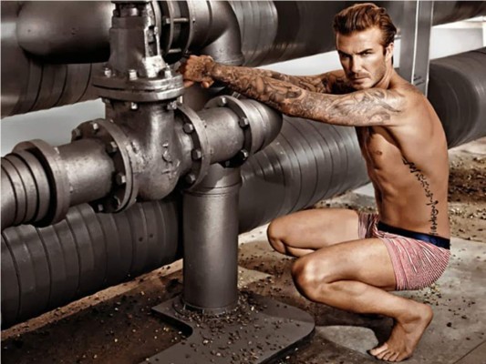 Probablemente el más exagerado de esta lista es el ex jugador David Beckham quien aseguró todo su cuerpo por 150 millones de euros