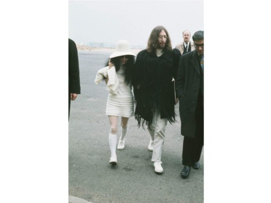 La boda de Yoko Ono y John Lennon fue una de las más icónicas de finales de la década de los 60, no solo por la importancia de ambas figuras para la historia, sino porque la novia representó ese día el estilo de una época: minivestido blanco, sombrero de ala ancha y gafas de sol.