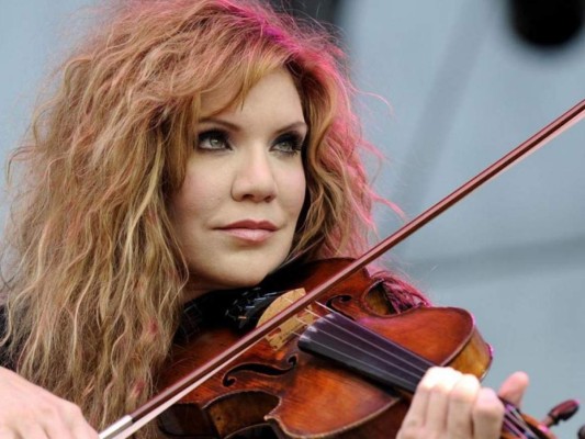 5. Alison Krauss: La cantante y violinista ha conseguido varios discos platinos y 27 reconocimientos, convirtiéndose en la segunda mujer con más Grammys en la historia.