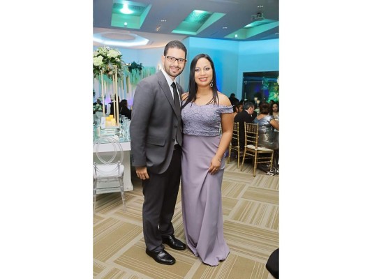 Cindy García y Hector Hernández celebran su boda eclesiástica