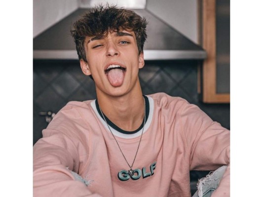 5. Josh Richards<br/>Este chico de 18 años gana 1,5 millones de dólares. Tiene 20.8 millones de seguidores. Inició su propia agencia de representación y lanzó una bebida energética. Ha firmado acuerdos con Reebok y el discográfico Warner Records.