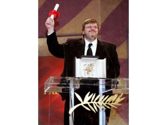 9. Fahrenheit Mejor película documental <br/><br/>Michael Moore fue galardonado por el documental ‘Fahrenheit’, mismo que fue una crítica a la guerra. Sin embargo Quentin Tarantino, el presidente del jurado en ese entonces, fue muy criticado por su decisión. <br/>