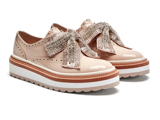 <br/>16. Most wanted. Derby shoes en color nude con acabado efecto charol y detalle de lazo con pedrería by Zara <br/>