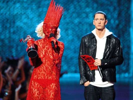 <br/>Como olvidar su vestido de encaje y máscara roja cuando aceptó el premio como Mejor Nueva Artista 2009 en los VMA’S