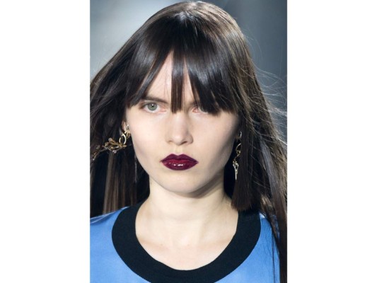 El gloss define los labios intensos de Louis Vuitton, un look para imitar.